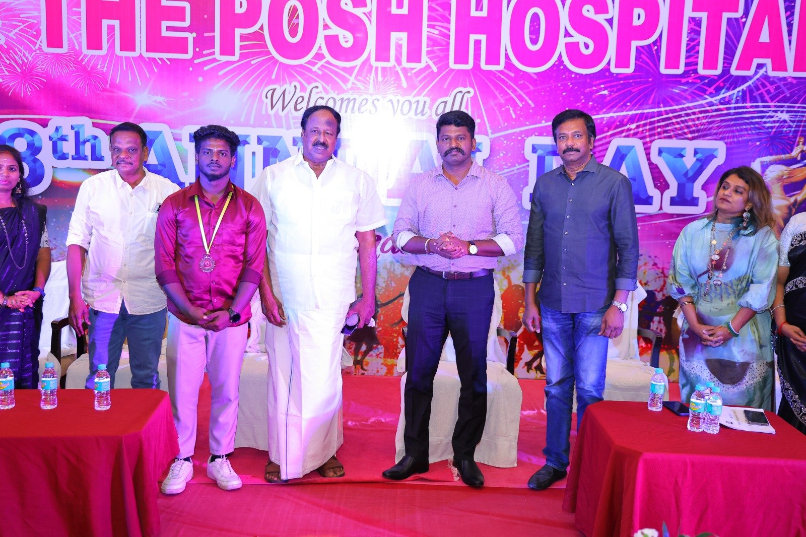 Mr. Kalaiyazhagan receiving the M.Veeraiah Award, X-Ray Department