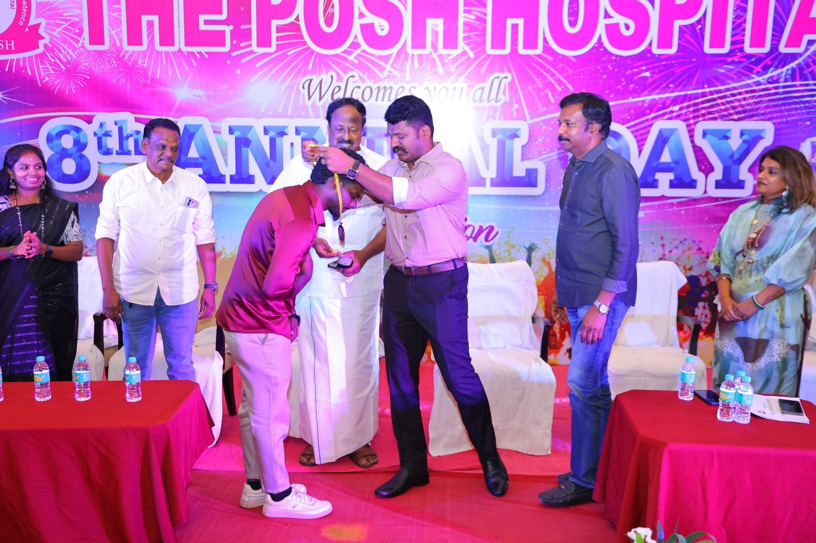 Mr. Kalaiyazhagan receiving the M.Veeraiah Award, X-Ray Department