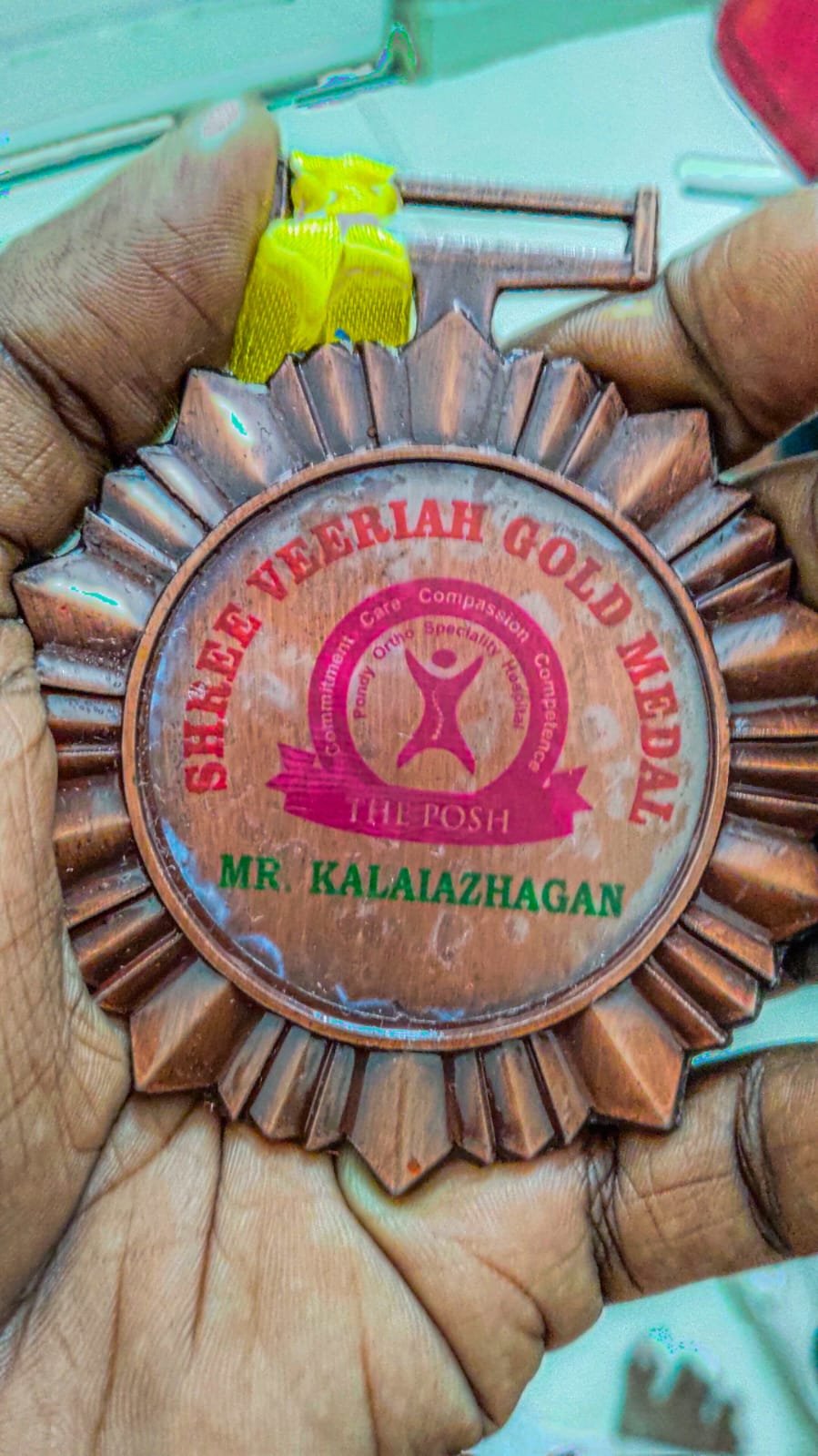 Mr. Kalaiyazhagan receiving the M.Veeraiah Award, X-Ray Department
