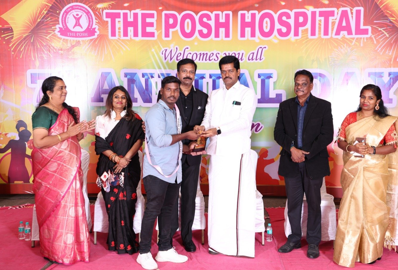 Mr. Kalaiyazhagan receiving the M.Veeraiah Award, X-Ray Department